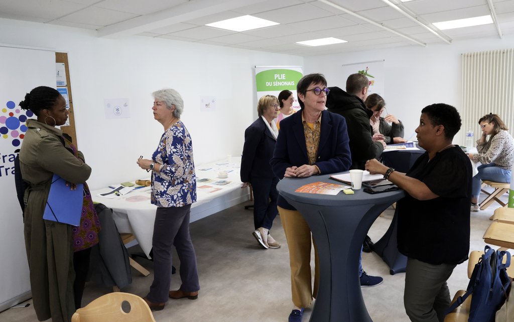 DATING-JOBS DANS LES LOCAUX DE LA MAISON DES SOLIDARITÉS DE PARON.