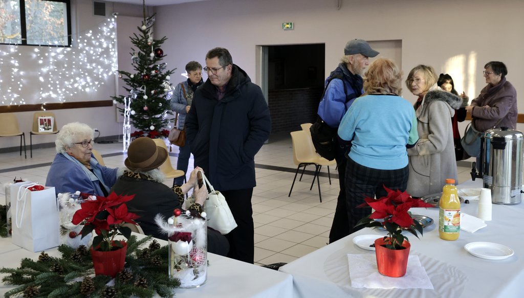 DISTRIBUTION DES COLIS DE NOËL AUX AÎNÉS