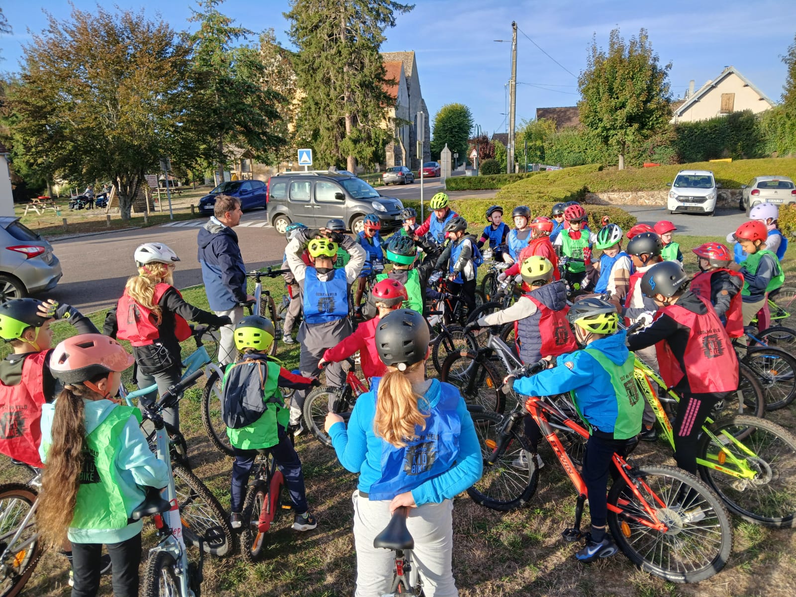 Les jeunes vététistes de Paron réunis autour du Kid Bike à Nailly